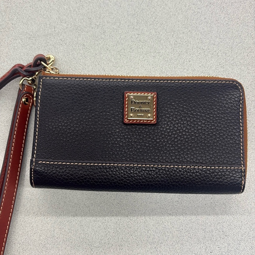 Pebble Grain Folded Zip Wristlet, Black, Like New